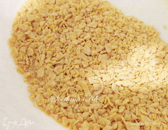 В первую очередь приготовим творожные шарики. Вы можете использовать кокосовую стружку, а у меня измельченные кукурузные хлопья.