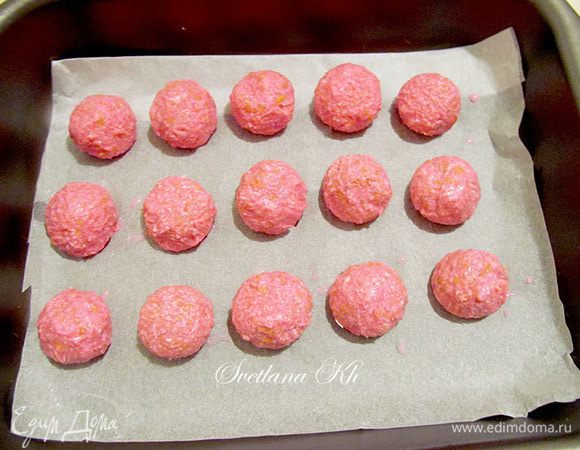 Нужно смешать все составляющие для шариков. Скатать 15-20 шт., размером чуть меньше грецкого ореха. Выложить все шарики на бумагу для выпечки и поставить в морозилку на 30 минут.