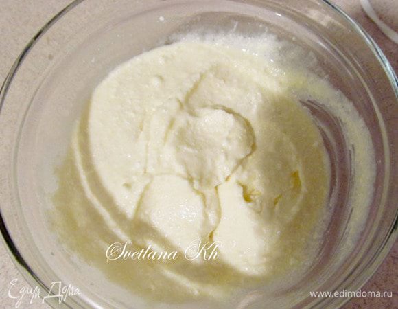 Готовим тесто. Размягченный маргарин взбить с сахаром до пышности.