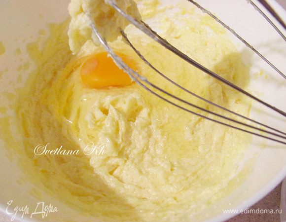 По одному добавить яйца и взбить на низкой скорости миксера.Затем добавить сметану.К этой массе добавить муку, ванилин и разрыхлитель. Перемешать ложкой. Добавляя муку, смотрите на густоту теста. Оно должно быть, как сметана. У меня получилось густовато, хоть количество муки я уменьшила.
Тесто получается пышным, как взбитые сливки.