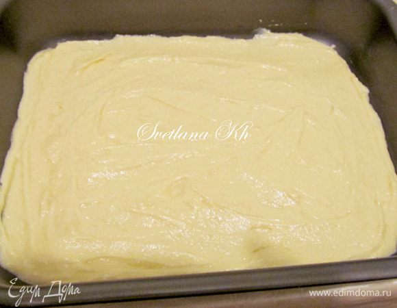 В смазанную форму выложить ровно половину теста. В оставшуюся половину добавить какао.