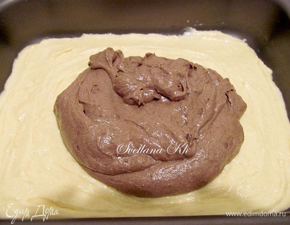 Шоколадное  тесто выложить поверх светлого и хорошо разровнять.