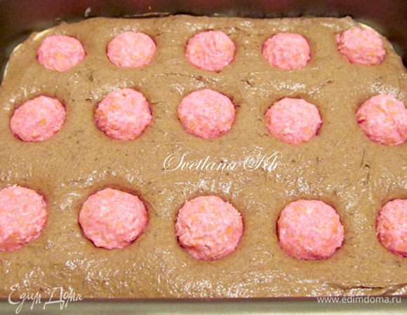 Творожные шарики распределить равномерно  по тесту.Выпекать при 170 г около 40 минут. Температуру регулируйте по своей духовке. Если она газовая, то температура должна быть выше и время выпечки может увеличиться.