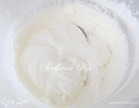 Приготовить крем. Сливки взбить с сахаром и ванилином.  
