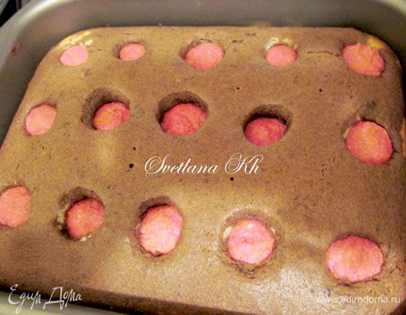 Охлажденный пирог смазать взбитыми сливками, сверху натереть шоколад. Поставить пирог в холодильник на несколько часов. Затем нарезать его на пирожные и наслаждаться!