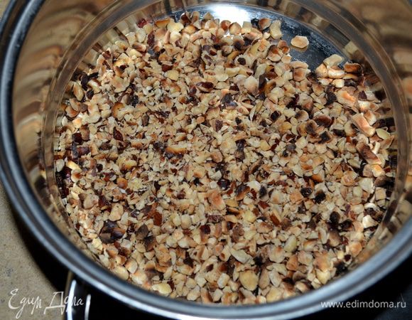 Разогреть духовку до 180 гр.Смазать круглую форму маслом и присыпать мукой.Я решила использовать форму с дыркой.
Орехи просушить в духовке,снять шелуху,фудпроцессором измельчить.