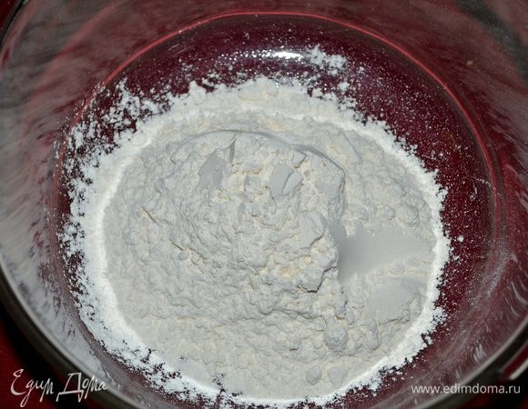 В большом блюде смешать муку,разрыхлитель и соль.