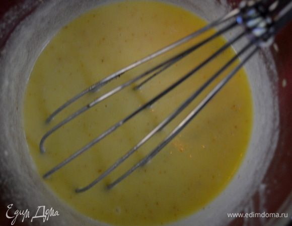 Миксером смешать слив.масло и сах.песок до мягкого состояния.Добавить  яйца,олив.масло и цедру.Медленно мешать после каждого добавления продукта.