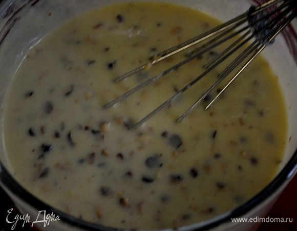 Добавляем в массу муку,разделив на 3 части и медленно смешиваем после каждого добавления.Также молоко добавляем в три приема после каждого добавления порции муки.Перемешав все.ставим на высокую скорость на 2 мин.добавляем орехи и шоколад.капли.