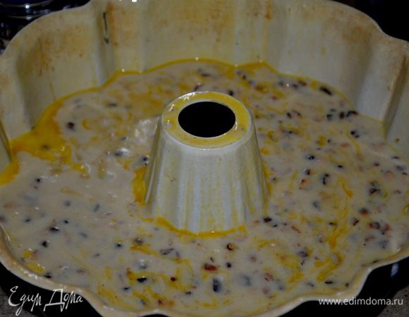 Тесто выливаем  в форму ,разровняем лопаткой.Поставим в разогретую духовку на 45 мин.Центр проверяем зубочисткой.