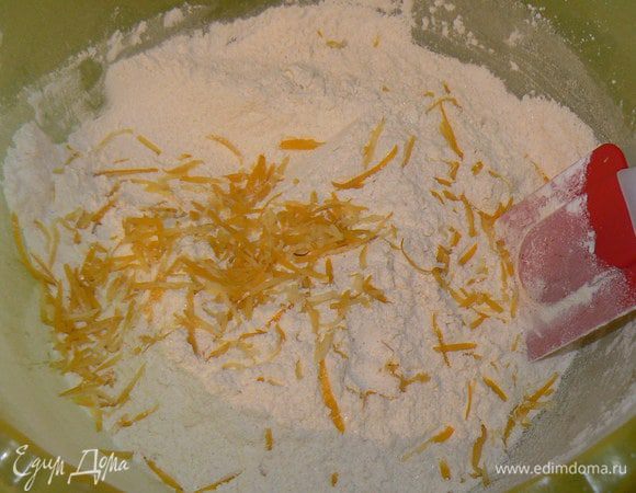 смешать муку, разрыхлитель, сахар, цедру лимона, соль,