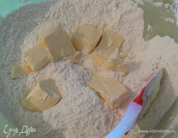 добавить нарезанное кубиками масло.