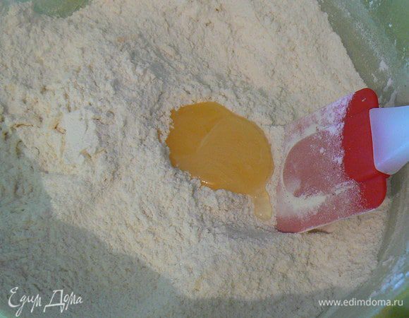 Превратить все в крошку, добавить 2 яйца и замесить тесто. 