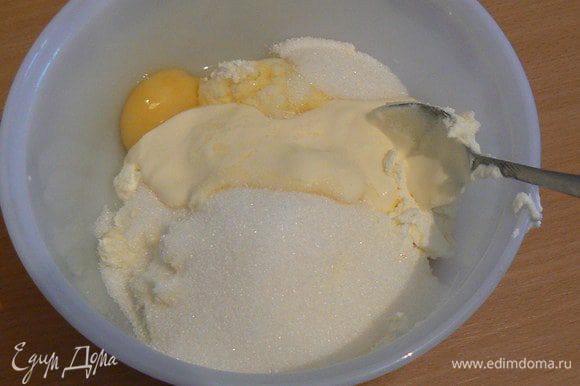 Для крема смешать маскарпоне с яйцом, сахаром, йогуртом,