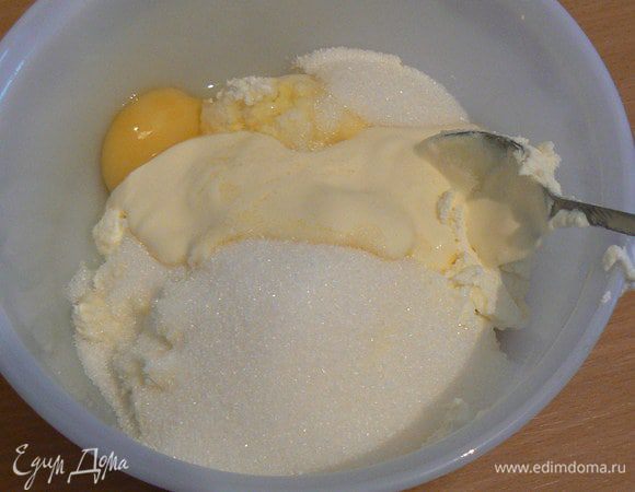 Для крема смешать маскарпоне с яйцом, сахаром, йогуртом,