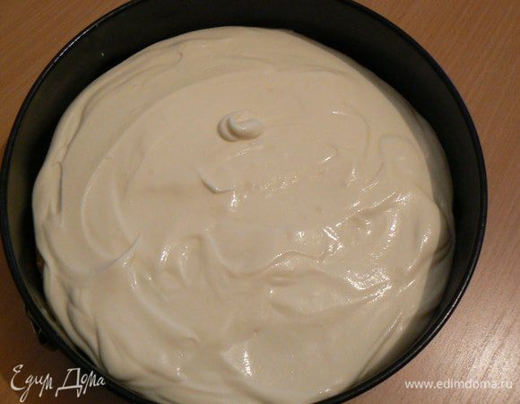 На остывшее тесто равномерно выложить слой крема из маскарпоне