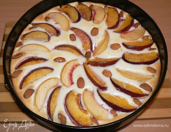 Готовый персиковый пирог с маскарпоне остудить в форме.