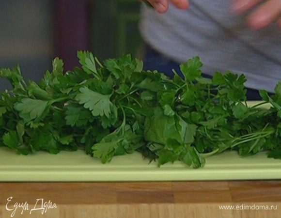 У петрушки срезать грубые стебли и разделить пучок на 4 части.