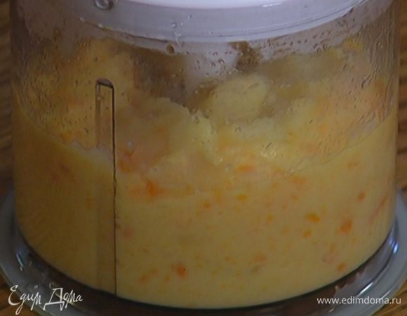 Приготовить овощное пюре: картофель, морковь и пастернак почистить, нарезать небольшими кусками, опустить в кипящую воду и варить до готовности, затем воду слить, добавить к овощам 1 ст. ложку сливочного масла и измельчить их в блендере. Посолить, поперчить и еще немного взбить.