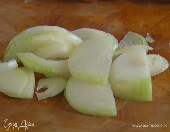 Луковицу почистить и нарезать полукольцами.