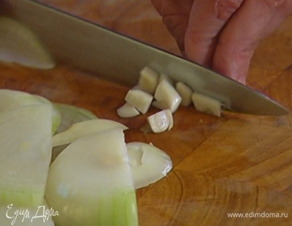 Оставшийся зубчик чеснока нарезать крупными кусочками.