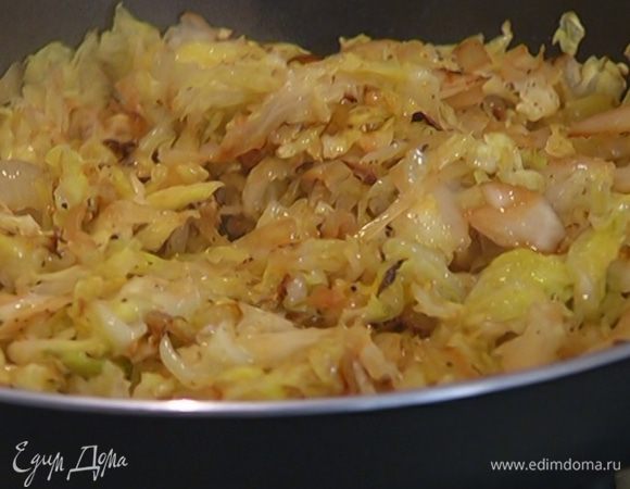 Савойскую капусту мелко нашинковать и отправить к луку с чесноком. Жарить, периодически помешивая, до золотистого цвета (если нужно, добавить масла), затем посолить, поперчить и перемешать.