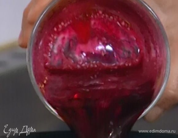 Оставшуюся сырую свеклу почистить и отжать из нее сок — должно получиться 500 мл.