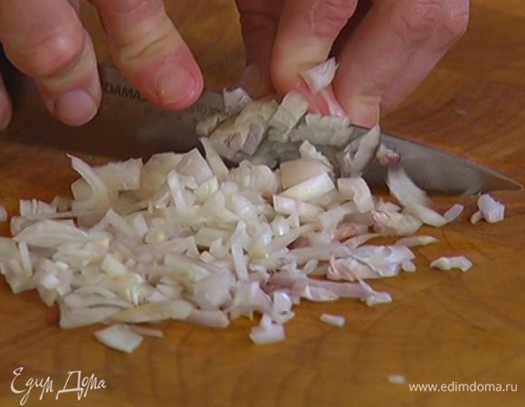 Лук почистить и очень мелко порубить.