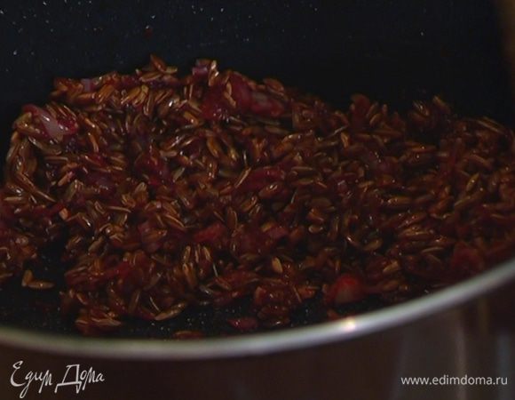 Всыпать к свекле с луком рис, перемешать и немного прогреть, чтобы рис пропитался ароматами. 