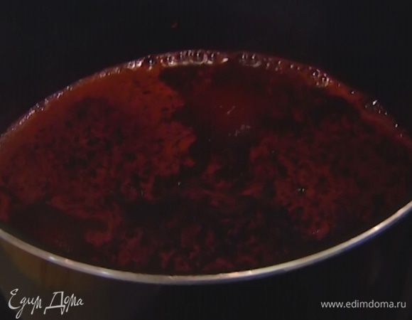 Влить вино, увеличить огонь и дать алкоголю выпариться. 