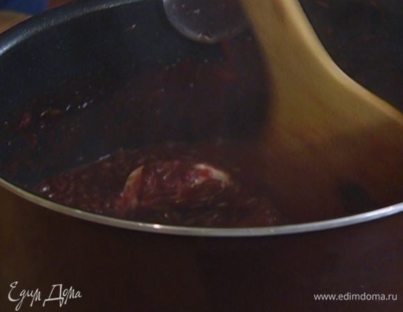 Когда рис будет готов, снять кастрюлю с огня, добавить сметану и перемешать.