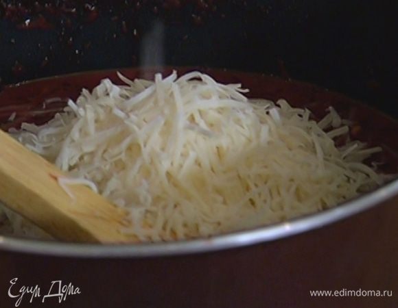 Пармезан натереть на мелкой терке, всыпать к рису и вымешать.