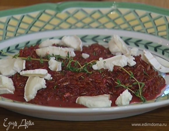 Выложить рис на тарелку, посыпать козьим сыром и листьями тимьяна. 