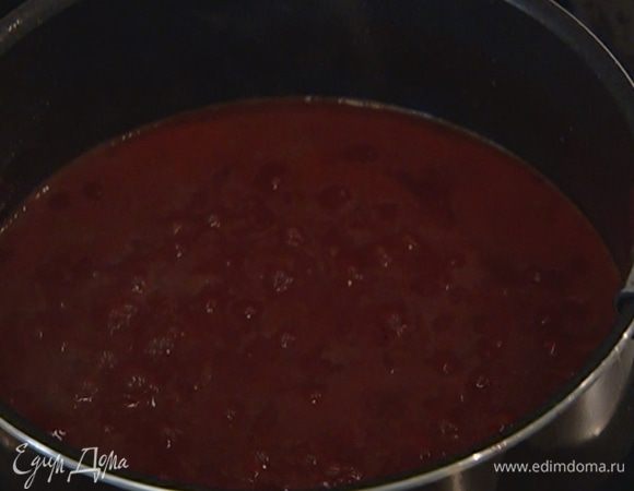 Всыпать сахар и поставить кастрюлю на маленький огонь.