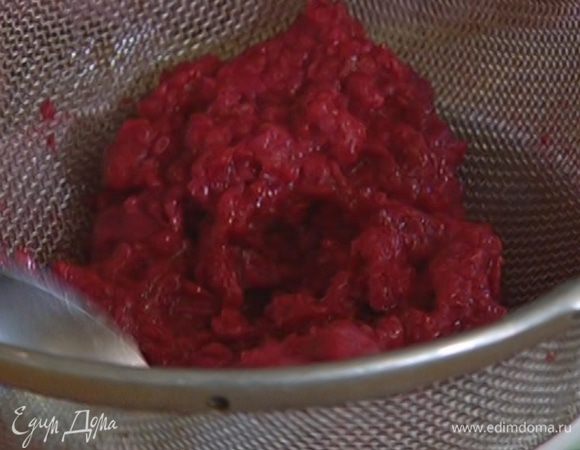 Размороженную малину протереть через сито, чтобы удалить косточки, добавить в кастрюлю с соком и прогревать до полного растворения сахара, затем сироп остудить.