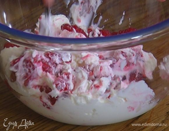 Свежую малину (несколько ягод оставить для украшения) соединить с творогом и, перемешивая, слегка раздавить.