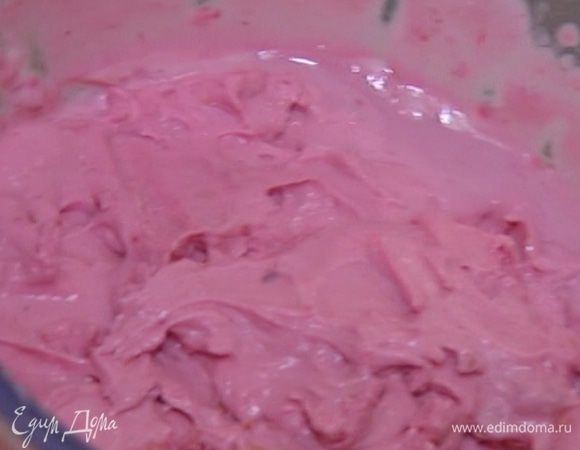 Отправить мороженое застывать в морозильник, периодически перемешивая, или воспользоваться машинкой для приготовления мороженого.