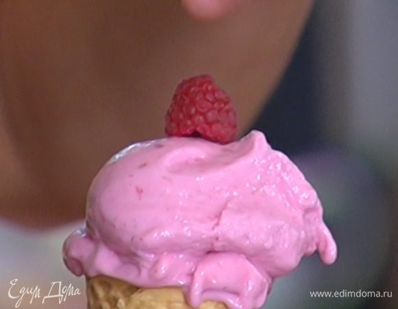 Готовое мороженое украсить свежей малиной.
