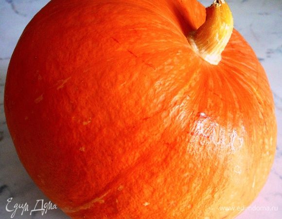 Тыкву очистить от кожуры и нарезать небольшими кусочками.