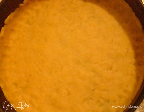 Растереть размягченное сливочное масло, муку, соль и яйцо до получения эластичного теста. Форму для выпечки ( у меня 26 см) слегка смазать оливковым маслом и выложить туда тесто. Распределить по всей форме и сделать небольшие бортики. Отправить на 1 час в холодильник. 