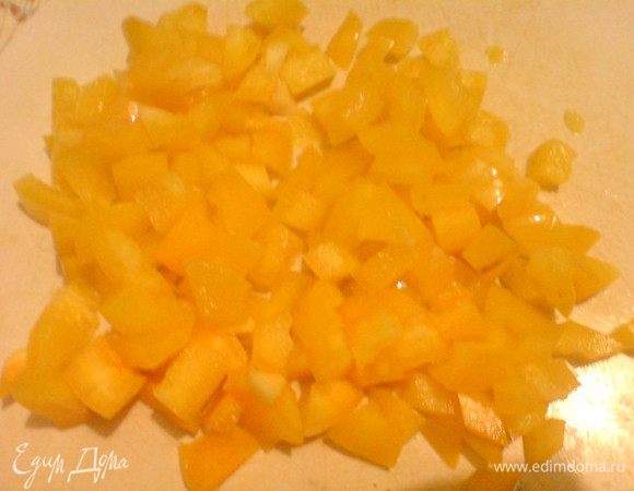 В это время вымыть и очистить от семян сладкий перец, нарезать его мелкими кубиками. 