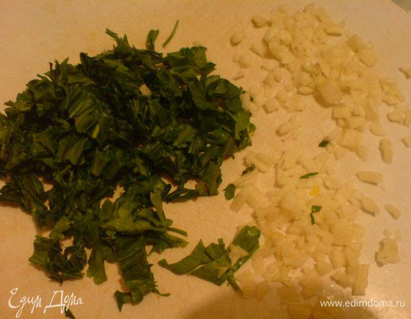 Петрушку также вымыть и измельчить. Чеснок очистить от кожуры и мелко порубить или пропустить через чеснокодавку. 