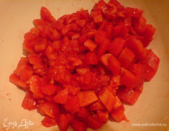Помидоры очистить от кожуры, предварительно ошпарив кипятком. Избавить от семян и нарезать кубиками.