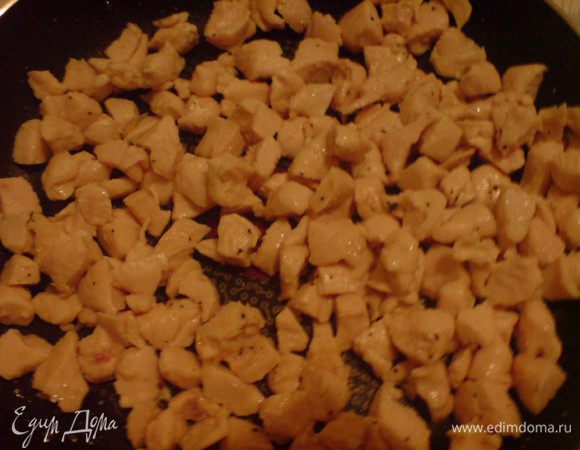 Филе нарезать мелкими кубиками ( признаюсь, я сначала нарезала не очень мелко,мне показалось, что это как раз нужные кубики,но после обжарки все-таки измельчала). Растопить столовую ложку масла на сковороде и обжарить мясо. Посолить и поперчить. 