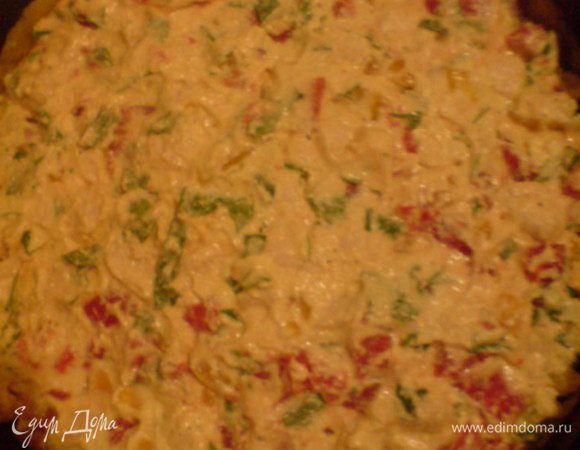 Творог протереть через сито (если Вы используете Рикотту, то протирать не надо), растереть со сливками и яйцами. Добавить чеснок, петрушку, сладкий перец, посолить, поперчить, добавить паприку, мясо и помидоры (после них массу стараться перемешивать как можно меньше). Выложить начинку на тесто и отправить в разогретую до 180 градусов духовку на 40 минут.