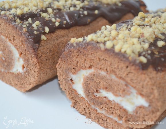 Рулет полить теплым соусом и посыпать орешками! Охлодить и пить с ним чай или кофе! Приятно аппетита!