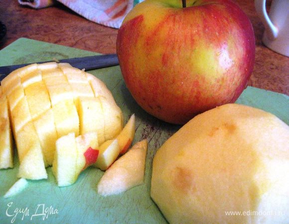 Яблоко чистим от кожуры и нарезаем кубиками. Выкладываем в смазанную маслом или выстеленную пергаментной бумагой форму половину теста, кладем яблоки и оставшееся тесто. Выпекаем примерно 30 мин. до готовности.