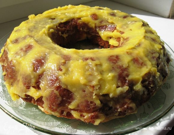 Даем время остыть, при этом не забываем про наш кекс, его уже пора доставать из духовки. 
Крем взбиваем с маслом миксером и покрываем остывший кекс. Приятного аппетита! 
