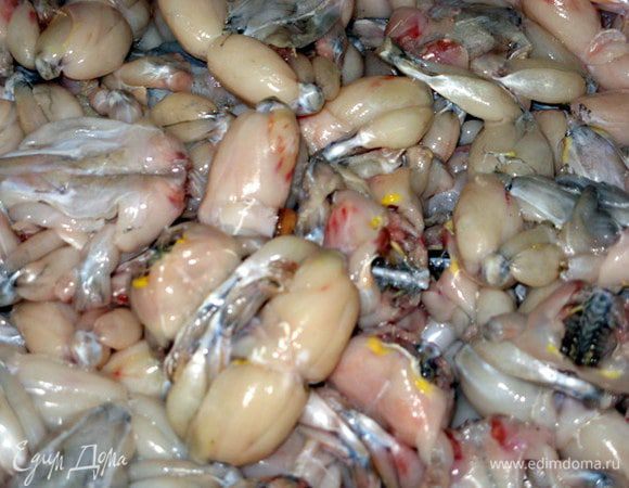 Промыть лягушек под водой. Осушить бумажным полотенцем.
В сотейнике подогреть оливковое масло.
Подрумянить лягушек с обеих сторон.
Влить вино и уксус.
Дать вину выпариться и добавить томатное пюре.
Посолить и поперчить.
Тушить лягушек минут 40 на слабом огне.

