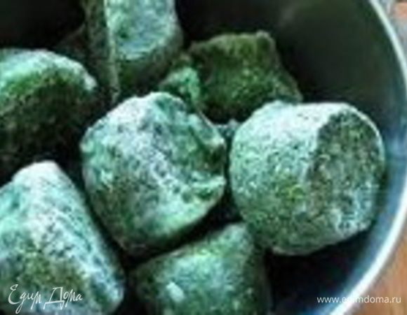 Шпинат разморозить. 
Банан, яблоко тщательно вымыть, очистить от кожуры, мелко порезать, выложить в блендер. 